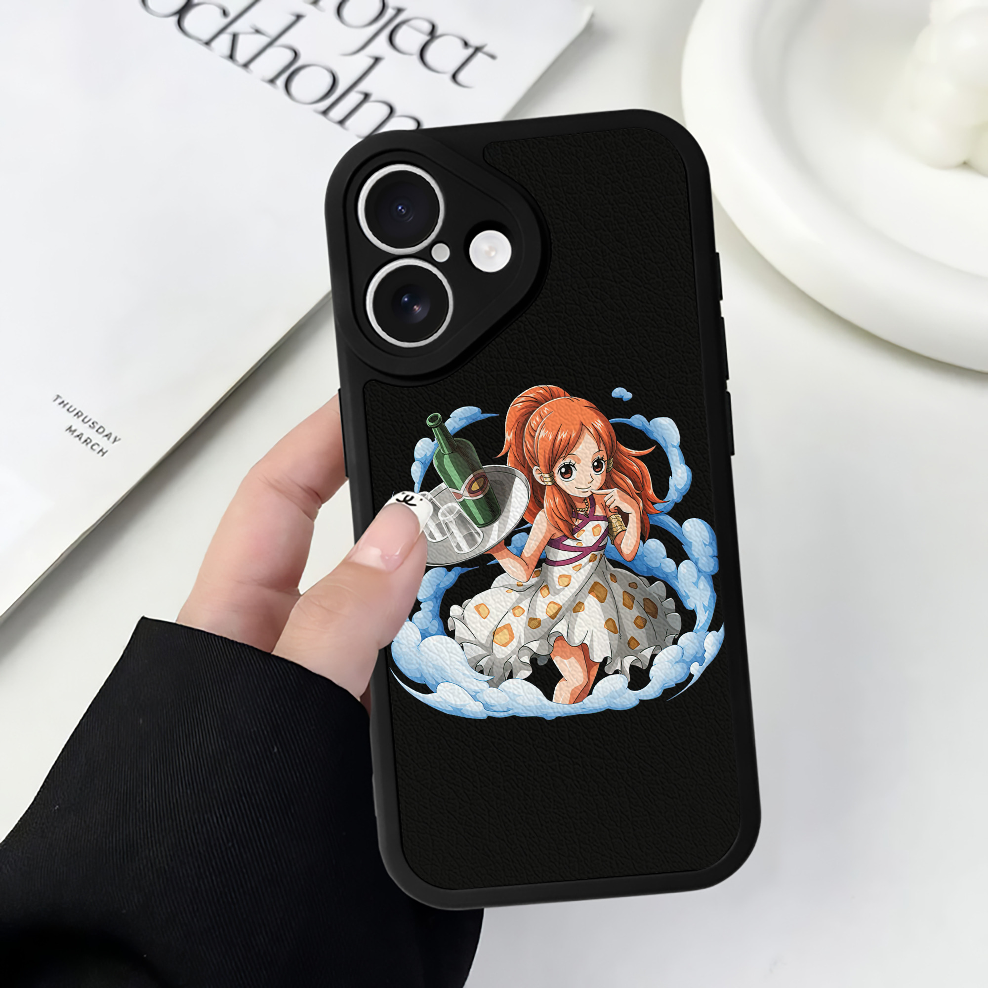 （画像用） ワンピース ナミ ONE PIECE Nami 【iPhone 16シリーズ対応】シリコンスマホケース（レザー調） 材質：シリコン